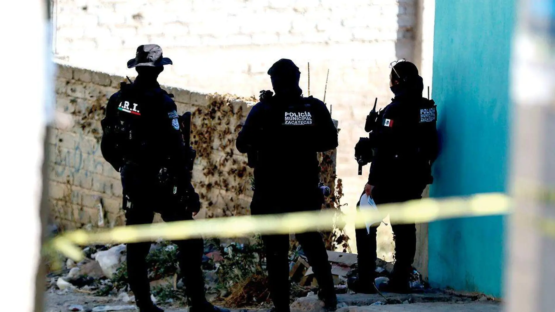 Policías resguardando zona de intervención